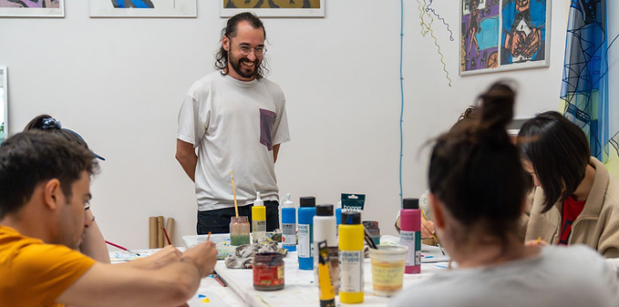 Foto_ Maximiliana Martiskova, Juancar facilitating an introduction to acrylic paint workshop at Berlin Drawing Room