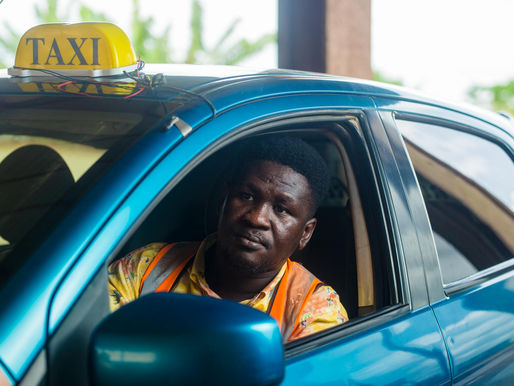 G7 Táxi Maringá: Agende seu Luxo via WhatsApp