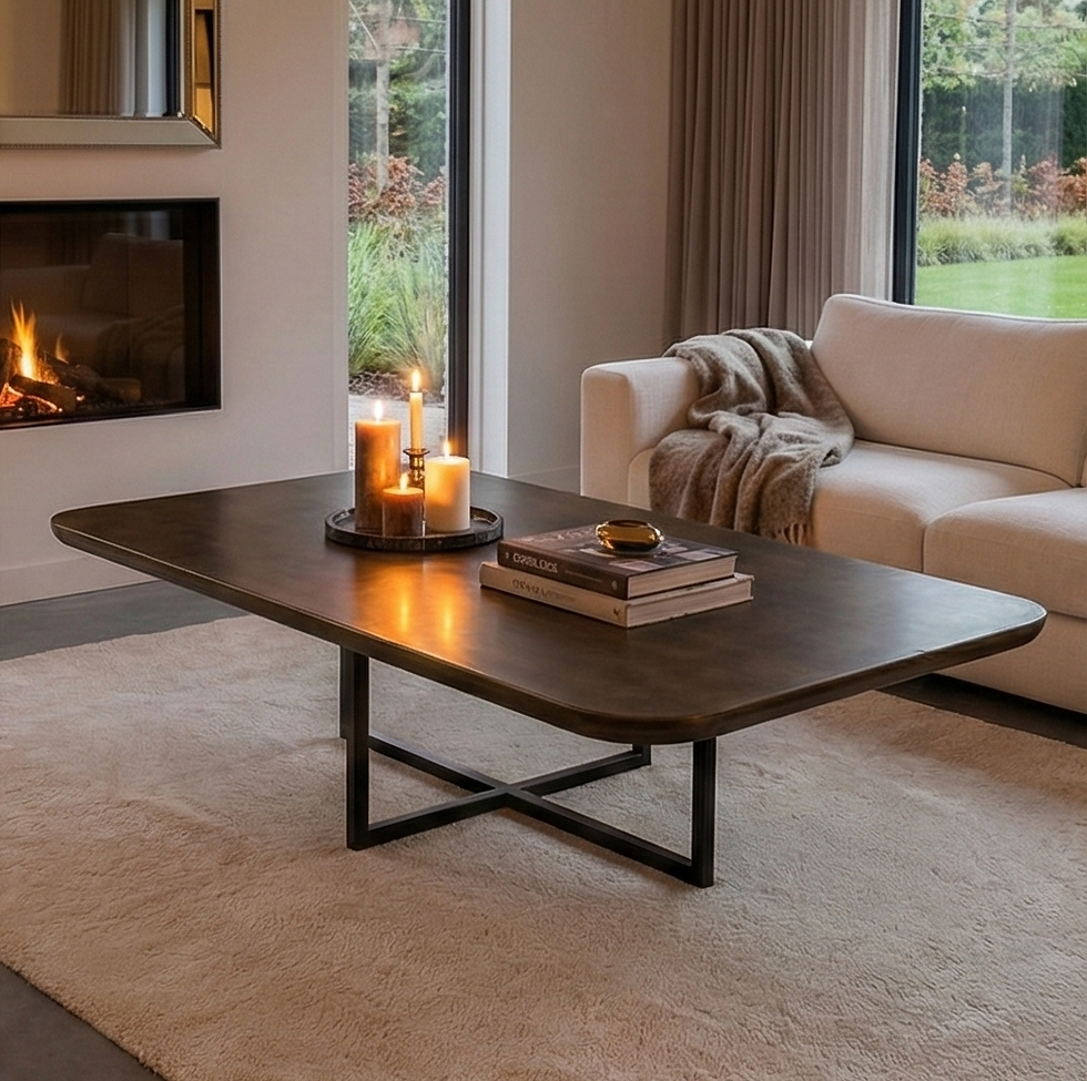 Rechthoekige bronzen salontafel Vincenza gestyled in moderne woonkamer