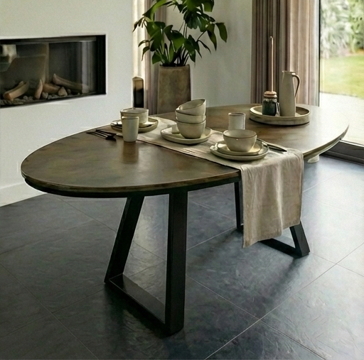 Thumbnail: Gedekte ovale eettafel in brons – Triad model met stijlvolle aankleding