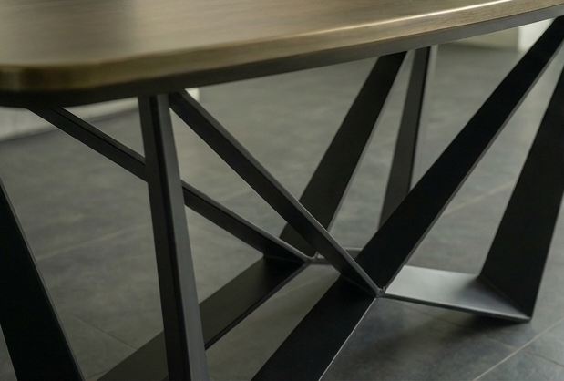 Thumbnail: Close-up van het spin onderstel onder een Deens ovale eettafel