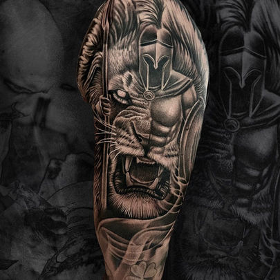 Black & grey realistische sleeve tattoo met een leeuw en een Romeinse krijger, ontworpen en getatoeëerd bij Tattooshop Daily Ink.