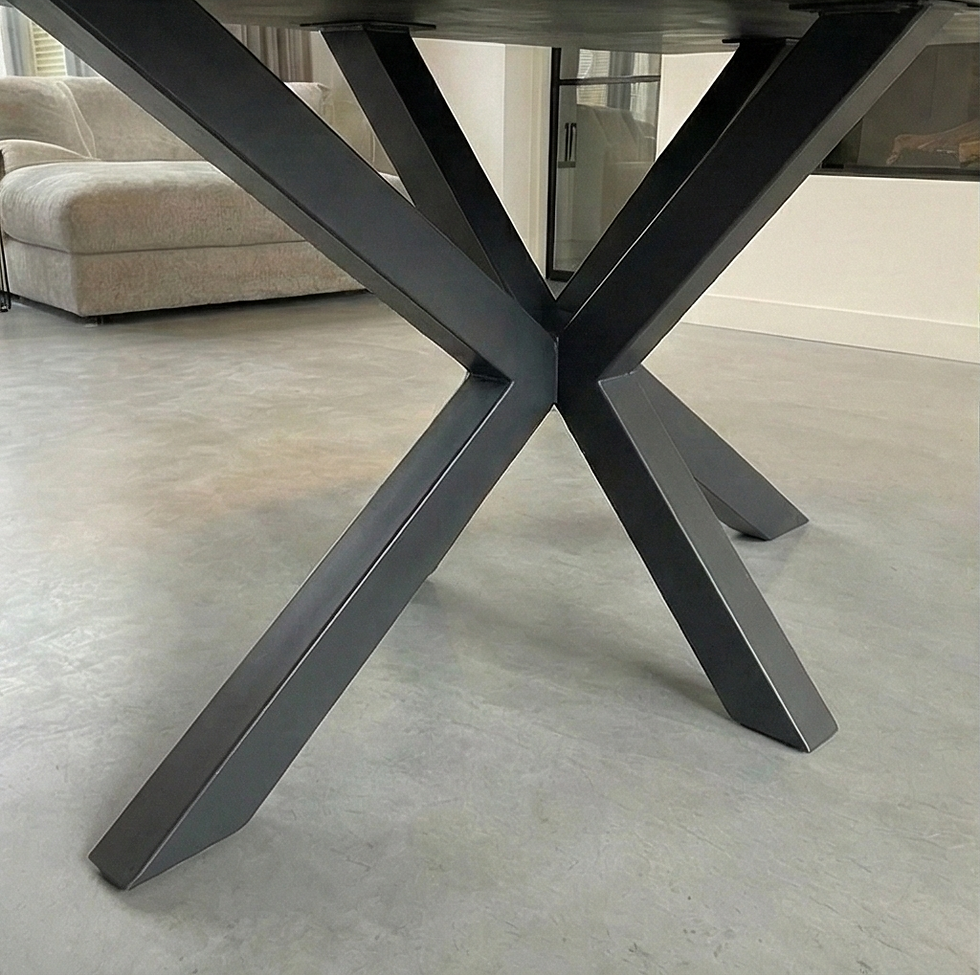 Thumbnail: Detail van het Orion onderstel onder een rechthoekige eettafel in brons