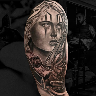 Sleeve tattoo van een vrouw met een pistool, waarbij kracht en schoonheid zijn verenigd in een ontwerp van Tattooshop Daily Ink in Beverwijk.