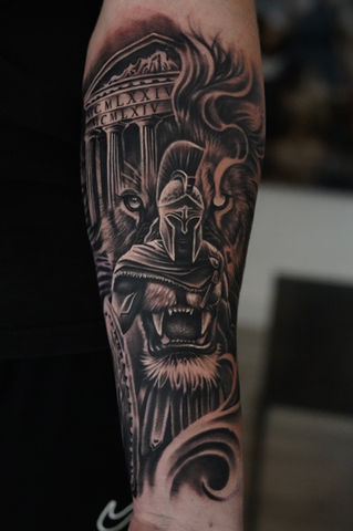 Gedetailleerde masker tattoo met intense blik en schaduwwerking op onderarm