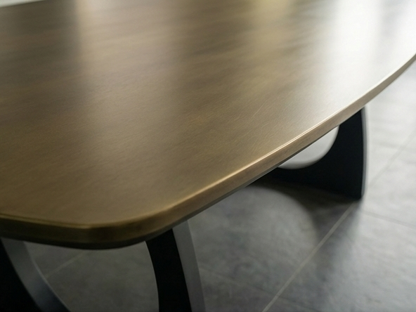 Close-up van het bronzen tafelblad van de Deens ovale eettafel Ellipse