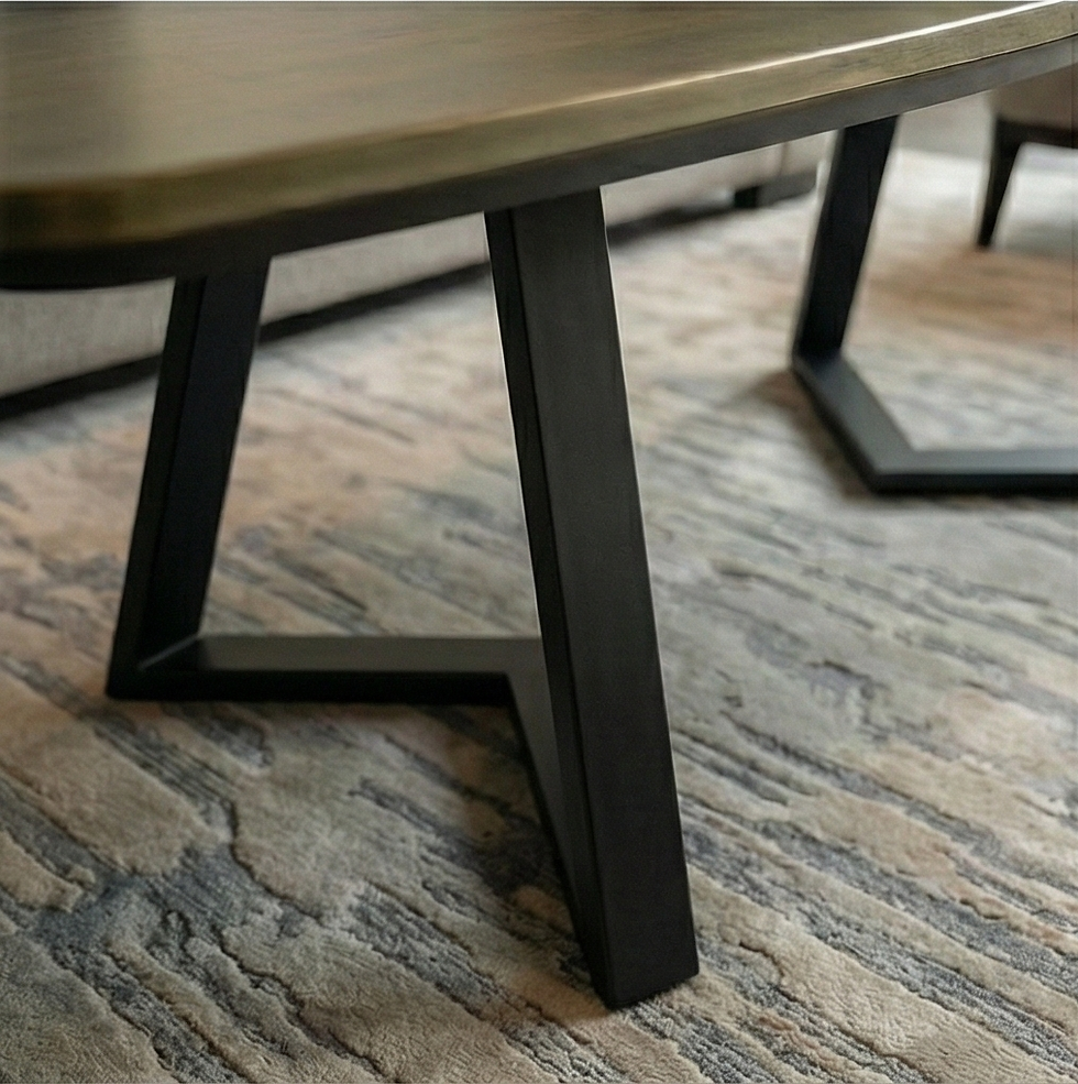 Thumbnail: Detail van het Triad onderstel onder een Deens ovale salontafel in brons
