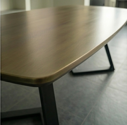 Close-up van het bronzen tafelblad met Deens ovale vorm