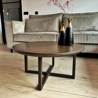 Een ronde salontafel in het brons
