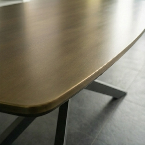 Detail van het bronzen tafelblad van de Deens ovale eettafel Orion