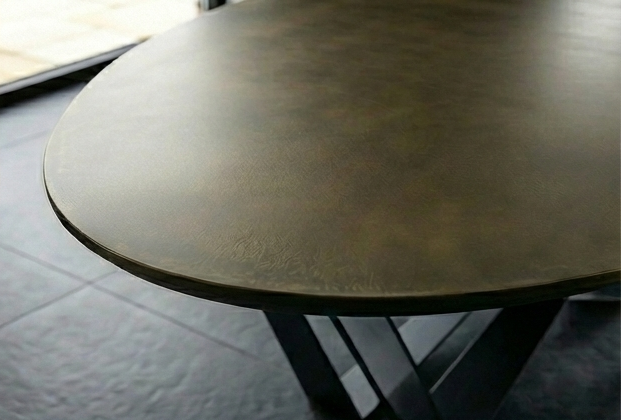 Close-up van het bronzen blad van de ovale eettafel Spin