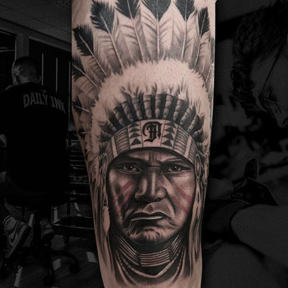 Sleeve tattoo van een indiaan, eerbetoon aan tradities en verhalen, ontworpen en gezet bij Tattooshop Daily Ink in Beverwijk.