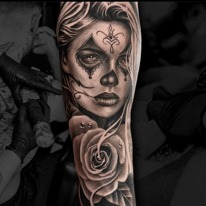 Sleeve tattoo van een vrouw met een roos, prachtig uitgevoerd door tattooshop Daily Ink in Beverwijk