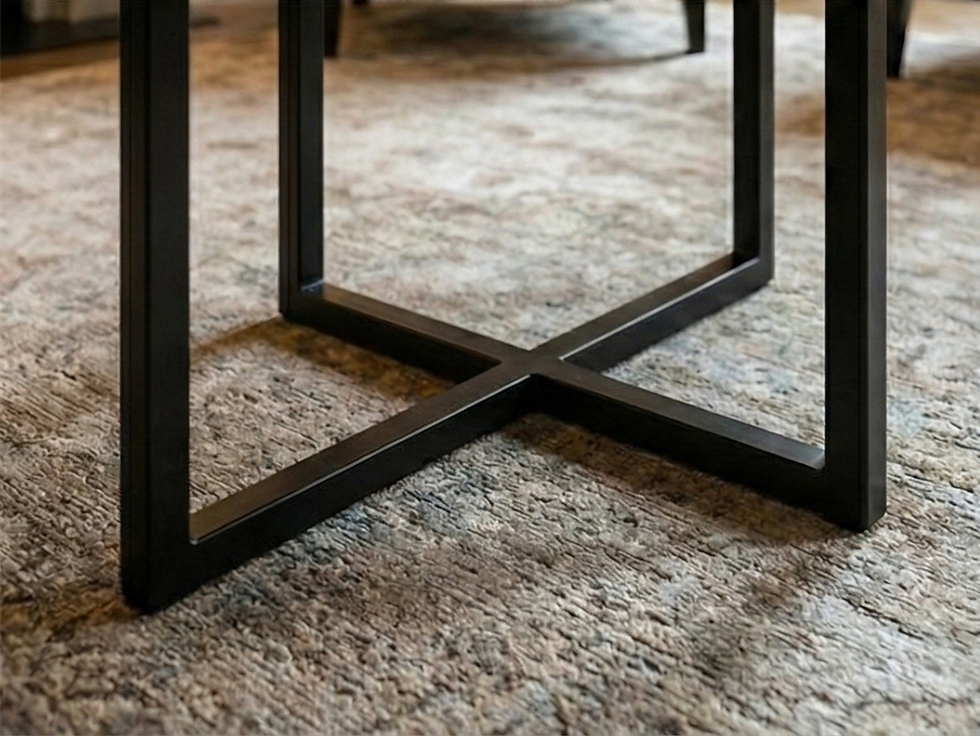 Thumbnail: Detail van het onderstel van de ovale salontafel in brons – Olbia
