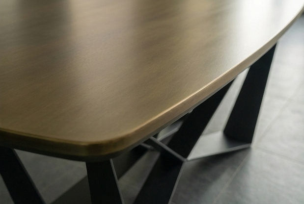 Detail van het bronzen tafelblad met Deens ovale vorm