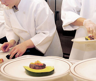 Offener Laptop mit digitalem Netzwerk-Muster auf dem Bildschirm, moderne Technik im Einsatz