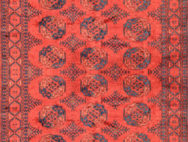 Superbe grand tapis Boukhara d'origine afghane, entièrement noué à la main. I déal pour habiller un salon ou une salle à manger. Le champ est orné de grands motifs guls géométriques traditionnels (médaillons octogonaux) typiques de l'artisanat turkmène. Le tapis se distingue par des couleurs chaudes et profondes, dominées par un rouge carmin éclatant. Le velours en pure laine offre une brillance naturelle remarquable sous la lumière. Pièce de très belle facture, parfaite pour un intérieur classique, contemporain ou bohème chic.
Dimensions : 255 x 350 cm (grand format salon).
Motifs : Guls traditionnels (médaillons octogonaux répétés).
Couleurs : Tonalités chaudes, à dominante de rouge et reflets lumineux.
Me contacter pour connaitre les conditions de vente. Tél : 06 28 77 54 25