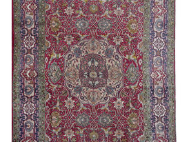 Tapis d’Orient KIRMAN – Iran - Fait main -
Laine sur fondation coton – 3,00 x 2,00 mètres -
Superbe tapis Kirman d’origine iranienne, réalisé dans la grande tradition des ateliers de Kerman, région mondialement reconnue pour la finesse de ses tissages et l’élégance de ses compositions florales. Les tapis Kirman comptent parmi les plus appréciés de l’art textile persan grâce à la richesse de leurs décors, la qualité de leur laine et l’harmonie remarquable de leurs coloris.
Cette pièce présente un majestueux médaillon central ivoire entouré d’un foisonnement de rinceaux, palmettes et motifs floraux délicatement dessinés sur le champs. Sa large bordure bleu nuit, finement ornée, encadre l’ensemble avec équilibre et raffinement. La palette subtile mêlant rouges rubis, bleus, ivoire, verts et touches rosées témoigne du savoir-faire des maîtres dessinateurs persans.
Noué en laine sur trame coton, ce tapis semi-ancien offre une finesse de dessin appréciable ainsi qu’une excellente tenue dans le temps. Son décor classique et intemporel lui permet de s’intégrer aussi bien dans un intérieur traditionnel que contemporain, où il apportera chaleur, caractère et élégance.
Caractéristiques :
Origine : Iran (Kirman / Kerman)
Époque : Circa 1940-1950
Dimensions : 300 x 200 cm
Matière : Laine sur trame coton
Qualité : Tissage fin, entièrement fain main
État : Bon état général
Style : Médaillon central et décor floral persan
Une belle pièce de décoration et de collection, représentative de l’excellence des tapis persans de Kirman du milieu du XXᵉ siècle, alliant richesse ornementale, finesse d’exécution et authenticité