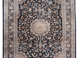 PRIX : 890,00 € -

TAPIS D'ORIENT IRAN KASHMAR -

Origine : Iran (Khorassan)
Fabrication : Entièrement fait main,
Dimensions : 3.55 x 2.50 mètres 
Matière : Laine
Époque : Vintage, vers 1970.
État : Vintage, avec des usures qui témoignent de son histoire. À nettoyer
Ce tapis reste très décoratif, avec un caractère affirmé et de belles couleurs soutenues, particulièrement rares pour cette origine du Khorassan.
 

N'hésitez pas à me contacter pour plus d'informations, des photos supplémentaires et pour connaître les conditions de vente.

Contact : Thierry DJEBROUNI - Tapis Sardje - Téléphone : 06 28 77 54 25
 

Note importante : En raison de harcèlement publicitaire téléphonique, merci de laisser un message pour être sûr que l'appel provient bien de MON SITE WEB je vous rappellerai aussitôt, merci d'en tenir compte...

Découvrez également mes autres tapis dans ma galerie ! GALERIE SARDJE