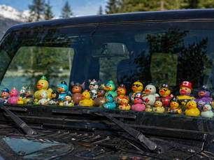 If you’ve ever walked through a parking lot and noticed a small rubber duck sitting on the windshield, hood, mirror, or door handle of a Jeep, you’ve seen one of the friendliest traditions in modern vehicle culture: Jeep ducking.
