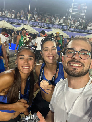 Alt Metin: A fun selfie with Clémence Vieira & Aline Chamereau from France — the bronze medalists in the women’s category at the Beach Pro Tour Challenge 2025 in Alanya.