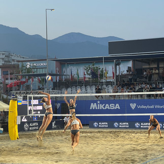  Intensity, movement, and precision — a snapshot from the women’s match at the Beach Pro Tour Challenge 2025, captured courtside in Alanya.