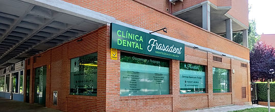 clínica fachada con información de redes sociales