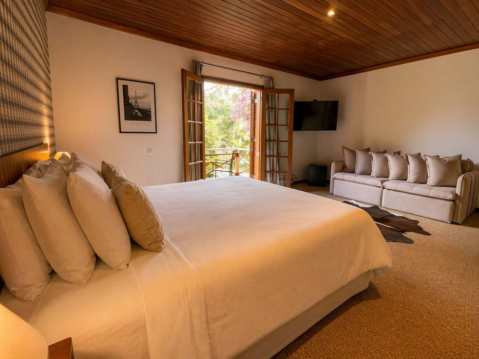 Suíte Refúgio da Tília Pousada de Charme em Campos do Jordão com cama king-size e atmosfera acolhedora
