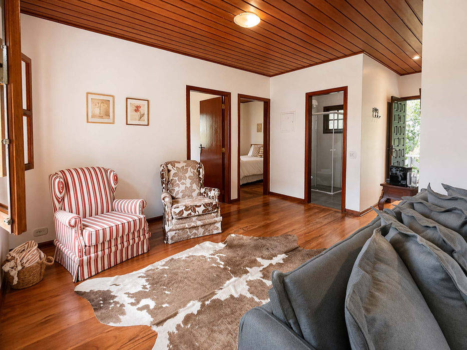 Apartamento Jardim da Tília Pousada de Charme em Campos do Jordão com sala aconchegante e lareira