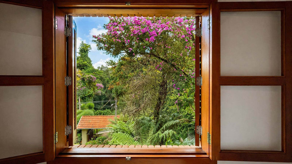 Apartamento Jardim da Tília Pousada de Charme em Campos do Jordão com sala aconchegante e lareira