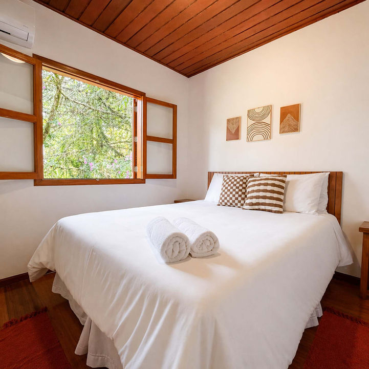 Apartamento Jardim da Tília Pousada de Charme em Campos do Jordão com sala aconchegante e lareira