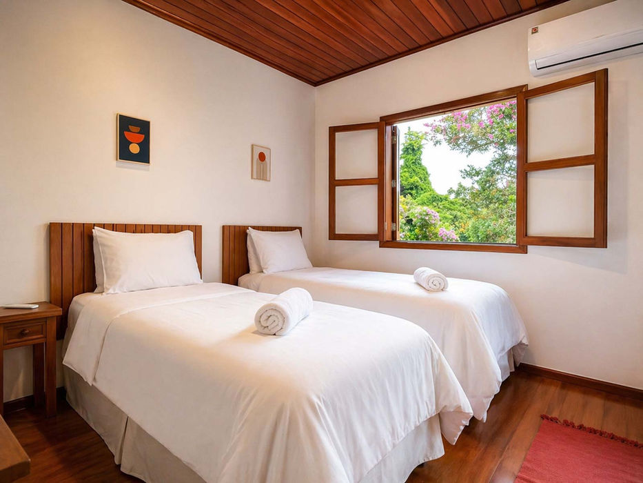 Apartamento Jardim da Tília Pousada de Charme em Campos do Jordão com sala aconchegante e lareira
