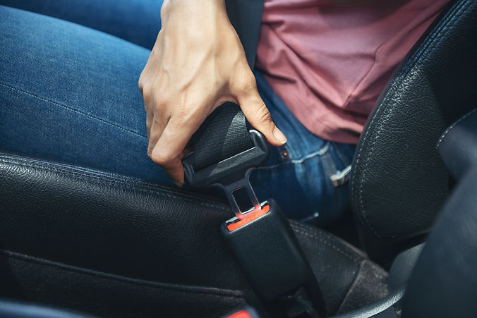 mano-de-mujer-abrocharse-el-cinturon-de-seguridad-en-el-coche-imagen-recortada-de-una-muje