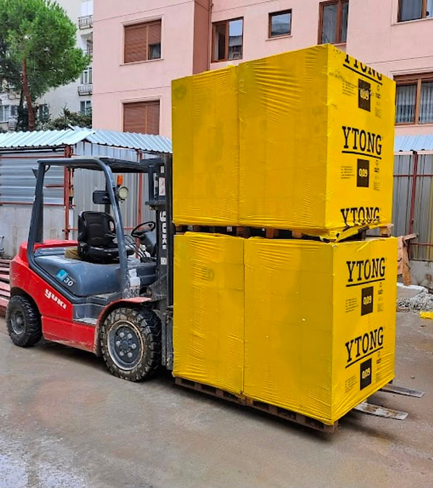 Kiralık forklift ile depo ve lojistik yük taşıma operasyonu