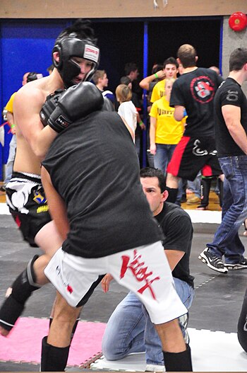 English: Knee in muay thai clinch