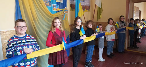 Захід, Схід - одна країна! Це - соборна Україна.