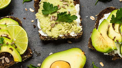 Sandwich cu avocado și iaurt