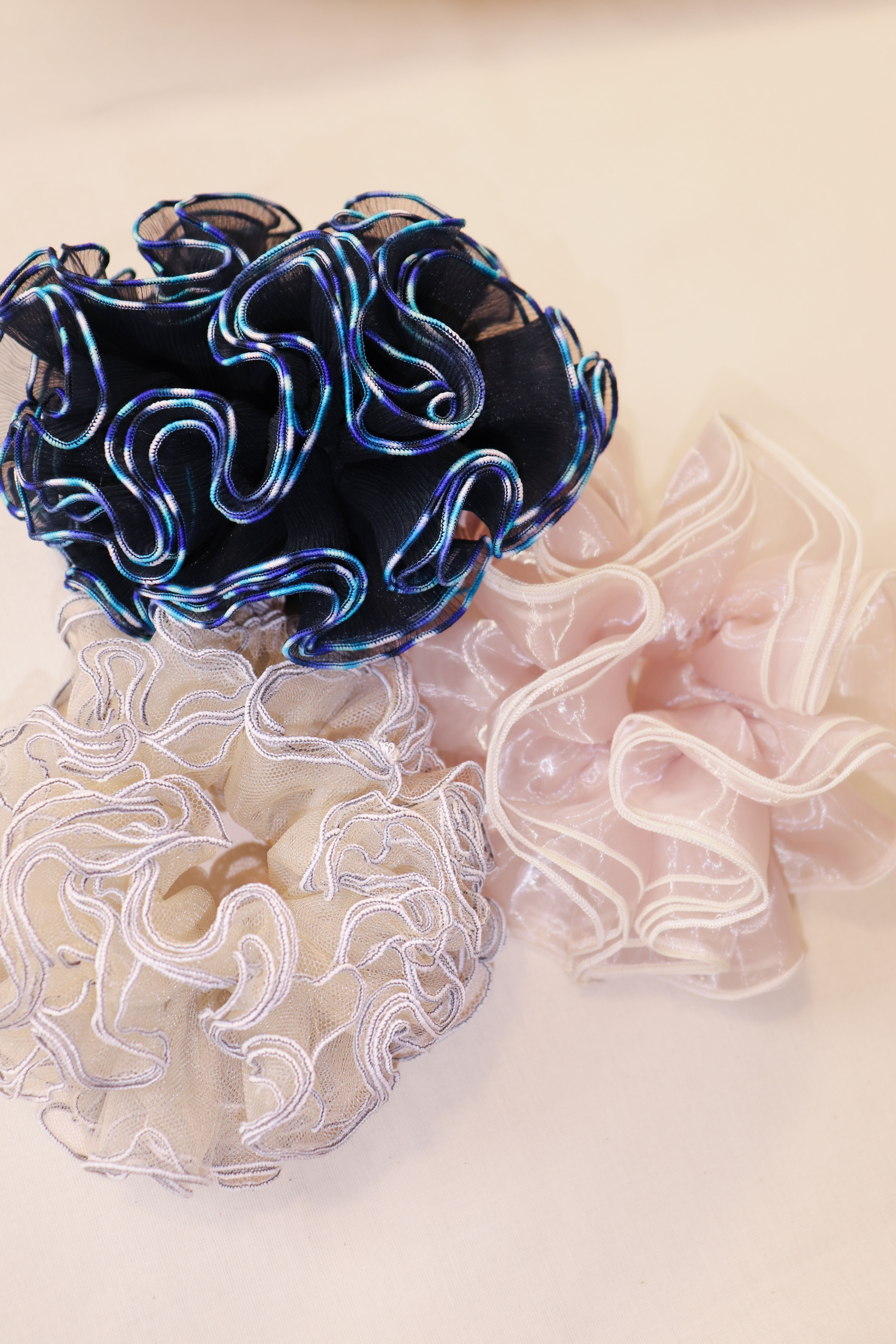 Les 3 scrunchies dans leur pochon en organza