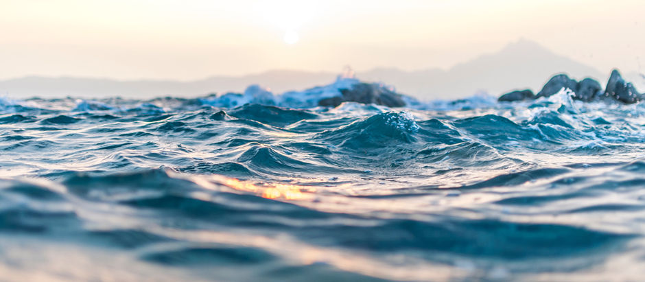 Corriendo con un casco en la jupa