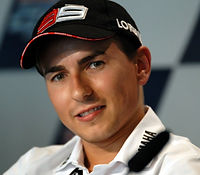Photo de Jorge Lorenzo, triple champion du monde MotoGP, exprimant sa gratitude envers la sophrologie pour avoir amélioré la gestion de ses émotions et du stress, augmentant sa mémoire, sa détente et ses performances sportives.