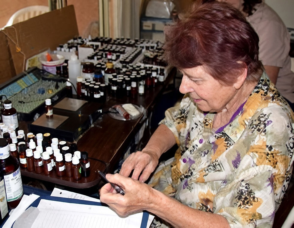 Hulda Clark avec son syncromètre et ses centaines de fioles fréquentielles (image originale améliorée)