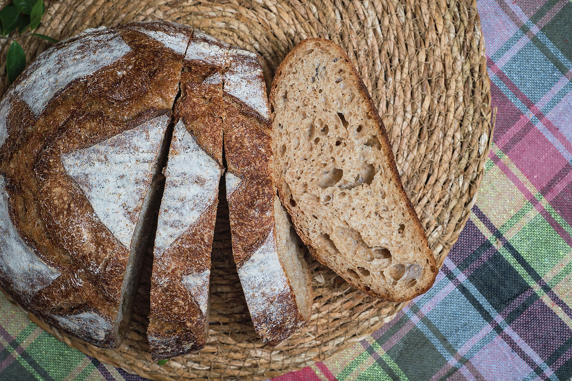 pieces-fresh-homemade-sourdough-bread-slicing-artisan-bread-straw-lining-top-view.jpg