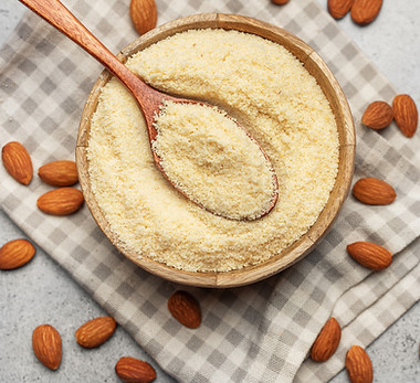 de-la-farine-d-amande-fraiche-dans-un-bol-et-des-amandes.jpg