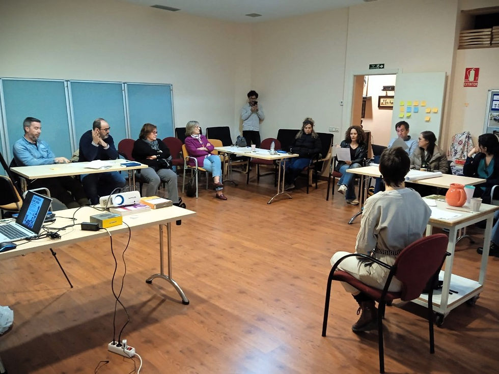 Dos mujeres presentan los resultados de la encuesta '¿Somos entidades feministas?' de REDES ONG en una sala de conferencias, con público escuchando en primer plano.