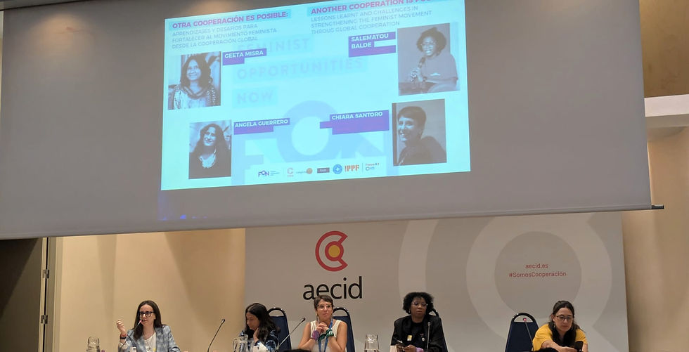 Cinco de las ponentes en el Foro de la Sociedad Civil en la mesa central, con una pantalla que muestra sus nombres tras de sí.