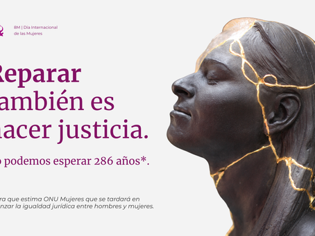 Cartel de campaña del 8M sobre fondo claro. A la derecha, una escultura de bronce de perfil de una mujer mirando hacia arriba con los ojos cerrados, reparada con líneas doradas al estilo kintsugi. A la izquierda, el texto morado grande dice: 'Reparar también es hacer justicia. No podemos esperar 286 años*.' Una nota al pie explica que la cifra es el tiempo estimado por ONU Mujeres para alcanzar la igualdad jurídica entre hombres y mujeres. El logotipo del 8M está arriba a la izquierda.