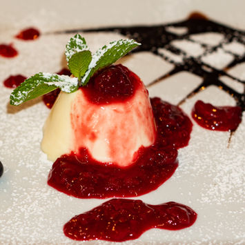 Panna cotta mit Beeren im Restaurant Felicità in Feldkirch