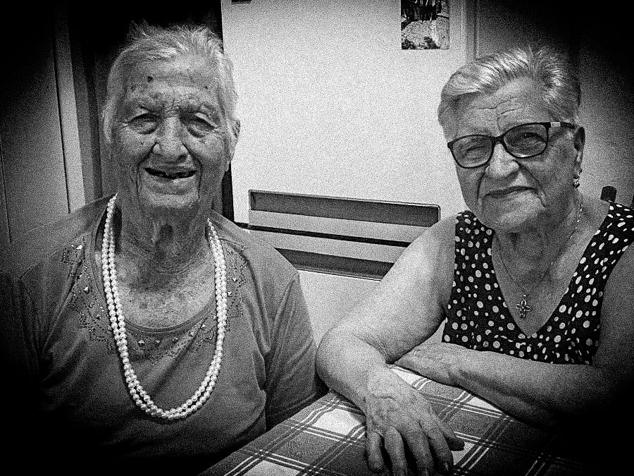 Felices Großmütter Nonna Fioretta und Nonna Anna Maria – Familienaufnahme