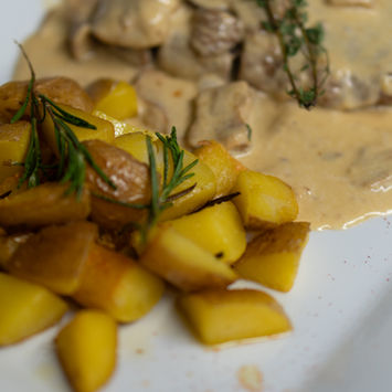 Hauptgericht mit Kartoffeln und cremiger Sauce im Restaurant Felicità
