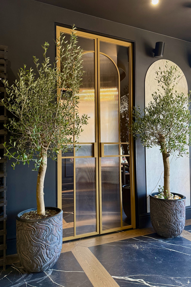 ✨ Loft-Tür im italienischen Restaurant – Eleganz in PerlGold